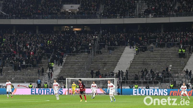 Aus Protest gegen die Polizei zogen sich die Frankfurter Ultras aus ihrem Fanblock zurück. Bild: Arne Dedert/dpa