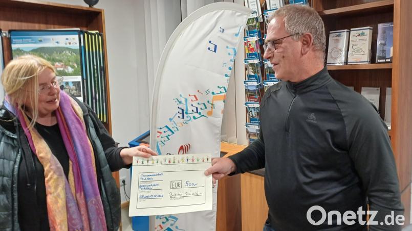 Spendenübergabe von der Chorgemeinschaft an die Ideenwerkstatt Parkstein. Bild: Chorgemeinschaft Parkstein/exb