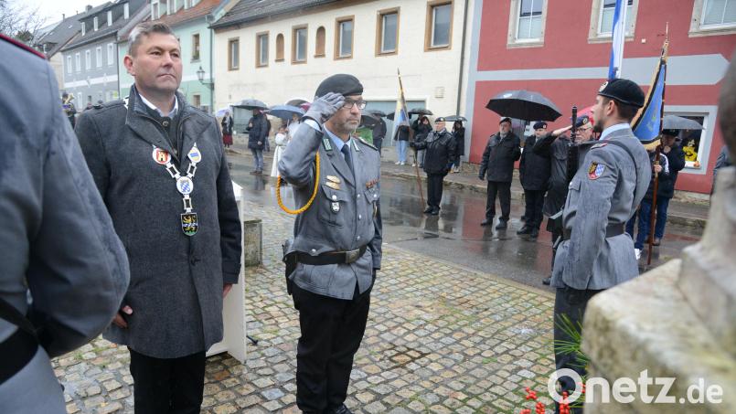 Bürgermeister Rainer Rewitzer und Oberstabsfeldwebel Tobias Knop legen anlässlich des Volkstrauertages eine Blumenschale nieder und gedenken der Toten der Weltkriege, Terror und Gewaltherrschaft. Bild: bey
