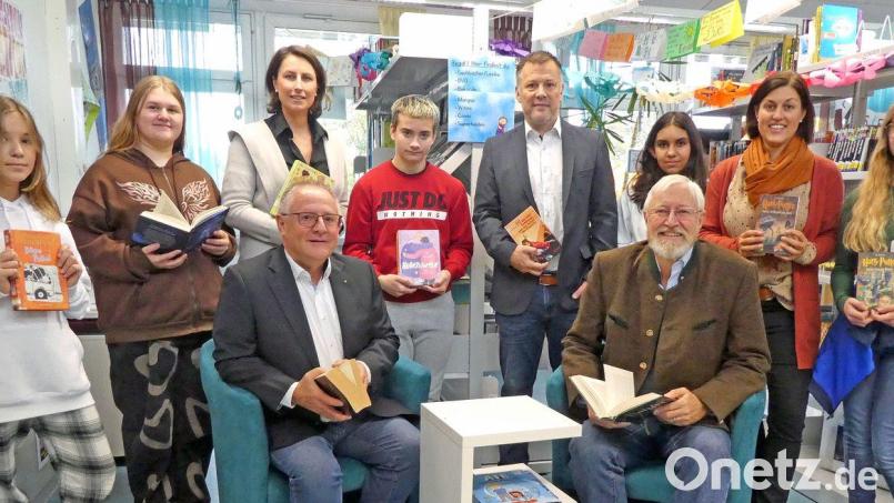 Lions-Pastpräsident Gerard Ivey-Frank (sitzend, rechts) und Elmar Baumer, Vorsitzender des Lions-Hilfswerks Weiden (sitzend, links), bei der symbolischen Spendenübergabe mit den Lehrkräften Nina Wagner, Tobias Kick (Schulleiter) und Stefanie Ram. Bild: Lions Club Weiden/exb