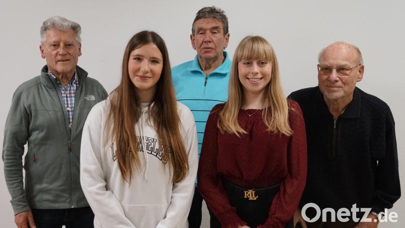 Das Team &quot;Christkind und Weihnachtzsmarkrt&quot; 2023 (von links) mit Eugen Eckert (Stadtverband Auerbach), Christkind Joleen Herrmann, Anton Lord (Nikolaus), Marina Brütting (Engel) und Alfred Graf (Christkind-Beauftragter). Bild: jma
