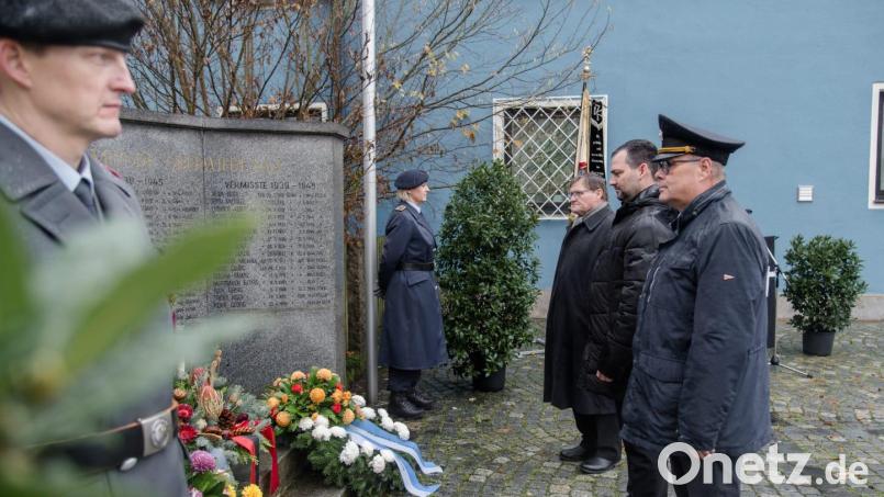 Michael Liedtke, Vorsitzender der Soldaten- und Reservistenkameradschaft Oberwildenau, Bürgermeister Sebastian Hartl und Marktgemeinderat Gerhard Kres, verharren nach der Kranzniederlegung in stillem Gedenken vor dem Kriegerdenkmal Bild: bey