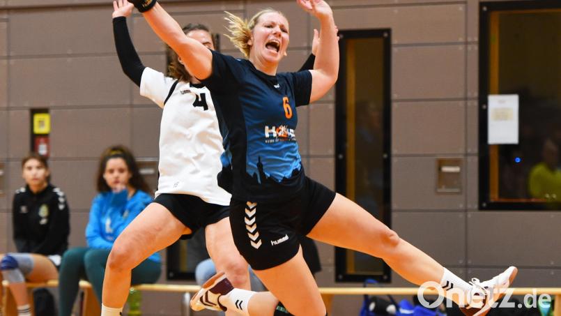 Die Handballerinnen der HSG Weiden gewannen bei der SG Mintraching/Neutraubling II mit 32:26. Franziska Scheidler (dunkles Trikot) steuerte fünf Treffer bei. Archivbild: G. Büttner