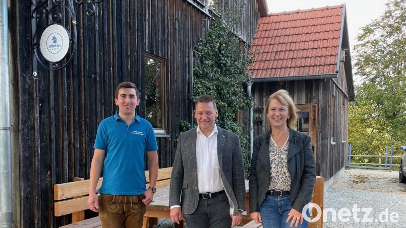 Zufrieden mit dem neugestalteten Dorfstadel: (von links) Vorsitzender Johannes Franz von der Dorfgemeinschaft Matzenhof-Gronatshof, VR-Bank-Vorstandsmitglied Erich Übler und Bürgermeisterin Brigitte Bachmann-Mühlinghaus. Bild: no