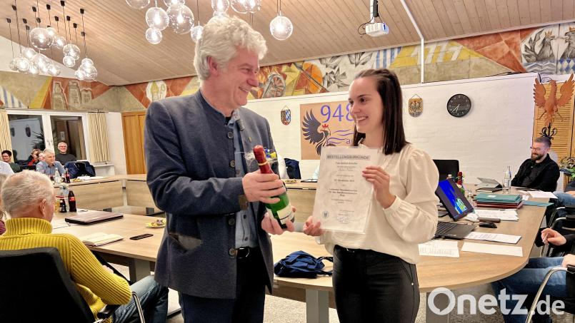 Nadine Schuller ist neue Leiterin des Standesamtes Floß. Bürgermeister Robert Lindner überreichte die Ernennungsurkunde und eine Flasche Sekt. Bild: Eichl