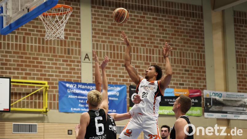 Die Neustädter (am Ball Nabil Derman) waren gegen Tabellenführer Augsburg nur eine Halbzeit ebenbürtig. Bild: Dieter Jäschke