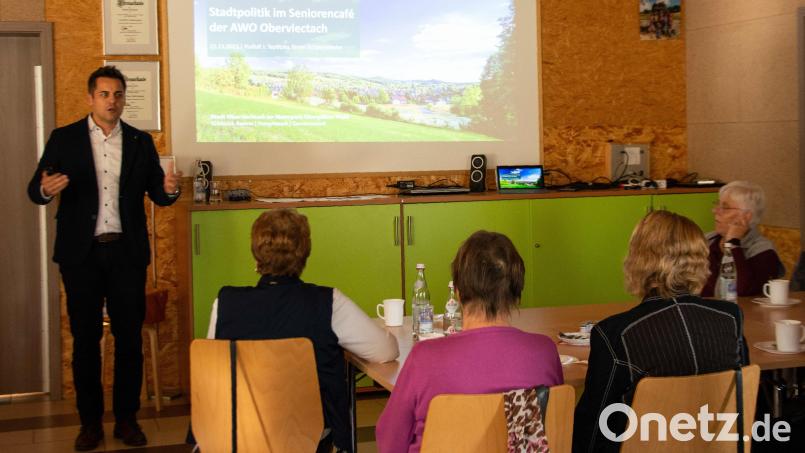 Bürgermeister Rudolf Teplitzki hält beim AWO-Seniorentreff in Oberviechtach einen Vortrag. Bild: Welnhofer/exb