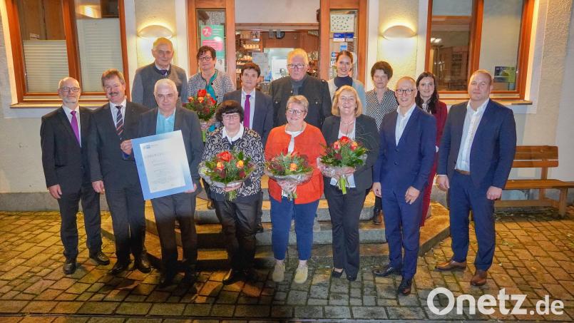 Ehrungen für langjährige Betriebstreue und die Verabschiedung von Mitarbeitern in den Ruhestand stehen bei einer Feierstunde der VR Bank Mittlere Oberpfalz im Mittelpunkt. Bild: Marina Dirschwigl/exb