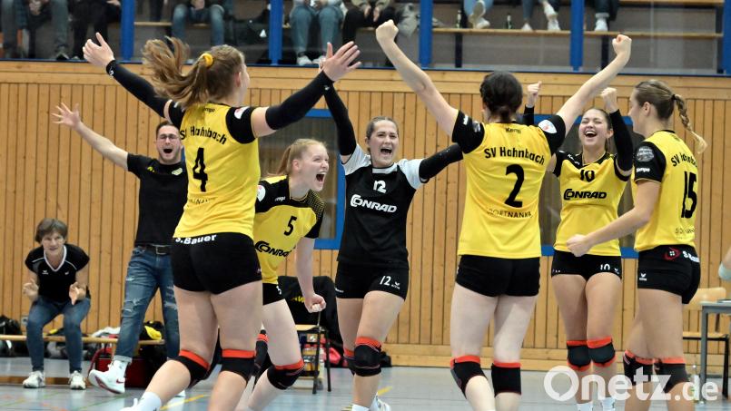 Riesenjubel bei den Volleyball-Damen des SV Hahnbach nach dem 3:0-Sieg gegen den TSV Eiselfing. Bild: Hubert Ziegler