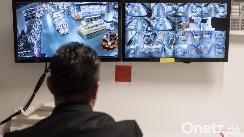 Ein Ladendetektiv verhinderte am Samstag einen Diebstahl in einem Supermarkt in Marktredwitz. Symbolbild: Boris Roessler/dpa