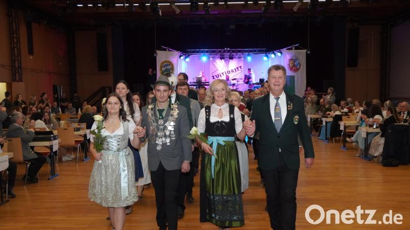 Eröffnet wurde der Gauschützenball mit einer imposanten Polonaise, angeführt von Gauschützenmeister Manfred Zölch (rechts) und Ehefrau Herta (Zweite von rechts) sowie dem Gauschützenkönig Georg Wurm (Zweiter von links) und dessen Begleiterin Anja Schedl (links). Bild: Fabian Rosenberger/exb