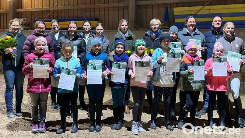 Kinder und Erwachsene freuen sich über ihre Reitabzeichen, die sie im Reitstall Beierl in Frauenricht erworben haben. Bild: uz
