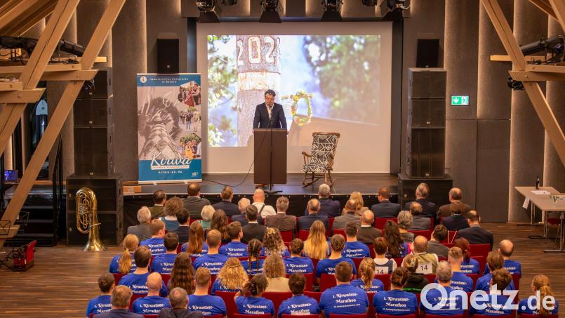 Professor Dr. Manuel Trummer bei seinem Festvortrag im Saal des Schlosses Theuern. Bild: Mike Radowsky