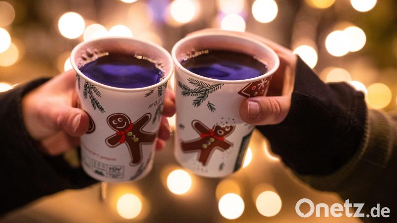 Nicht nur Glühwein ist beim Hahnbacher Adventsmarkt geboten. Symbolbild: Christoph Schmidt/dpa