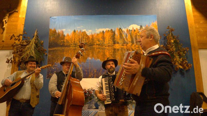 Für die kurzweilige und zünftige Unterhaltung sorgen die &quot;Mittelberg Musikanten&quot; aus Georgenberg mit &quot;Fritz Ring&quot; aus Oberweihern. Bild: slh