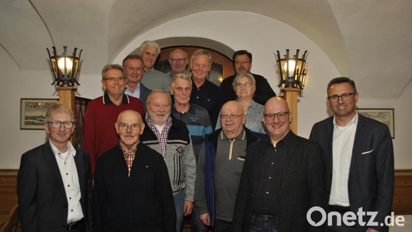 Die Raiffeisenbank Hirschau ehrt ihre Jubilare . Ihnen gratulieren (von rechts) Vorstand Michael Hirmer und der stellvertretende Aufsichtsratsvorsitzende Dieter Kohl sowie Vorstand Klaus Wild (links). Bild: wfw