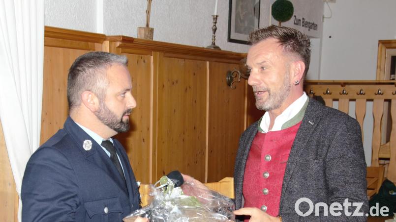 Vorsitzender Robert Pirner (rechts) bedankte sich bei Christian Lorenz für seinen Vortrag über Waldbrände. Bild: ker