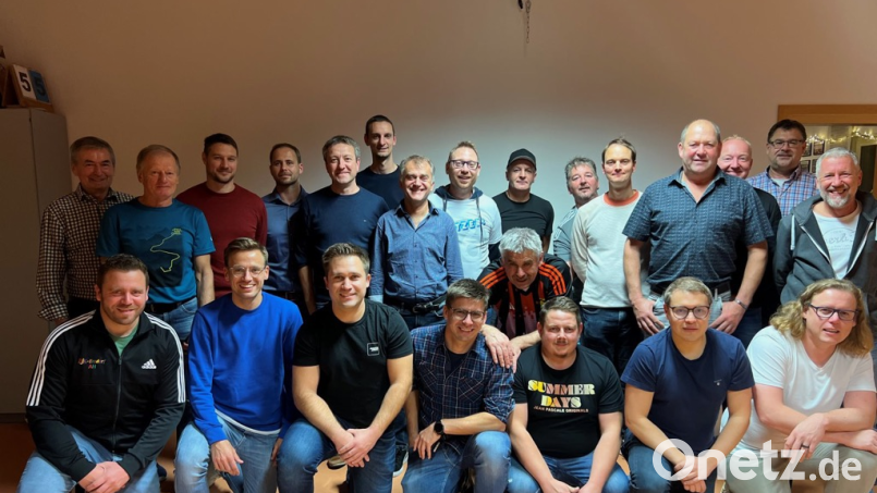 Mitglieder der Alten Herren der DJK Ensdorf werden geehrt. Ihnen gratulieren die DJK-Vorsitzenden Lothar Trager (links) und Christian Scharl (Zweiter von rechts), Trainer Roland Wolfram (rechts) und Manager Richard Staufer (Mitte). Bild: tra