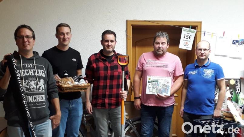 Andreas Göhl (von links), Philip Schenkl, Benedikt Heinl und Jörg Hermann freuen sich über ihre Gewinne, SV- Vorsitzender Roland Heinl gratulierte. Bild: SV Riglasreuth/exb