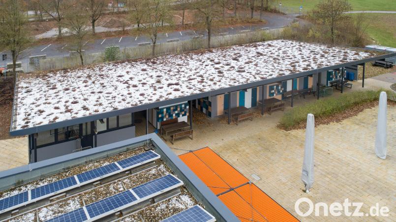 Das flach geneigte Gründach des Waldbad-Eingangsgebäudes könnte sich auch gut für die Installation einer Photovoltaikanlage eignen. Bild: Thilo Hierstetter