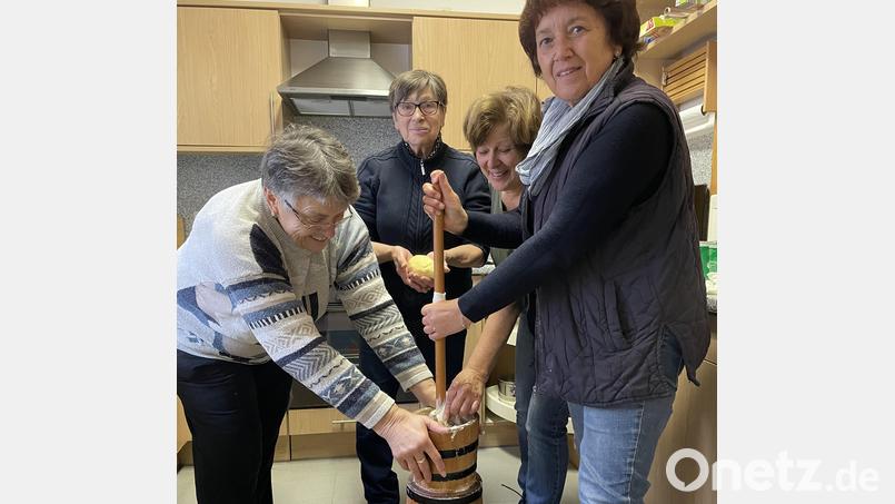 Es bedarf schon einiges an Kraftaufwand, besonders gegen Ende der Prozedur, wenn die Butter fertig wird. Bild: wlr