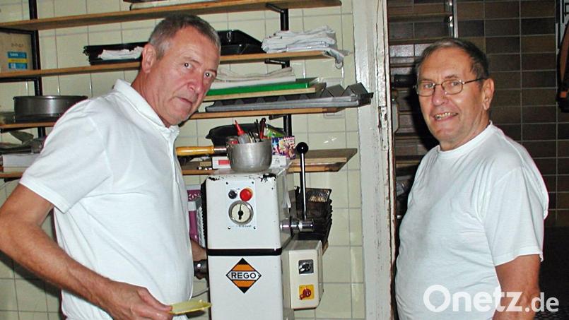 Butter ist die entscheidende Zutat, sie sorgt für den Geschmack. Für die Vorbereitung steht eine Rührmaschine zur Verfügung, die Eberhard Söllner (links) und Robert Besold bedienen. Bild: ld