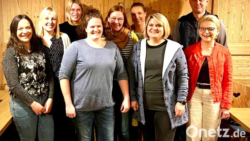 Der neue Vorstand des Kita-Fördervereins Speinshart mit Vorsitzender Daniela Höllerl (Vierte von links), Kita-Leiterin Waltraud Wagner und 2. Bürgermeister Roland Hörl (rechts). Bild: do