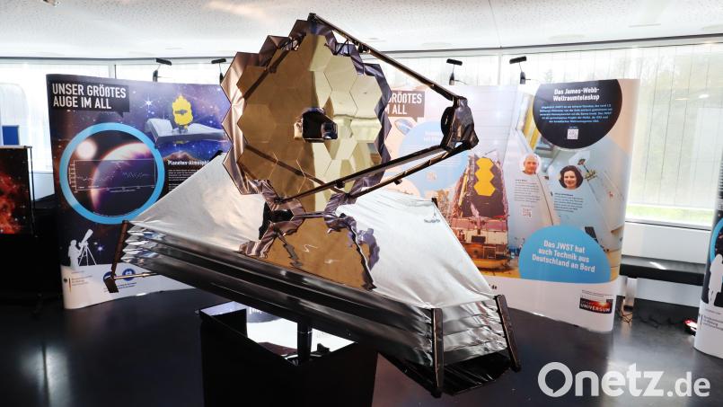 Das Weltraumteleskop ist das Herzstück einer Ausstellung, die im Beruflichen Schulzentrum in Amberg gezeigt wird. Bild: M. Pössel/HdA/exb