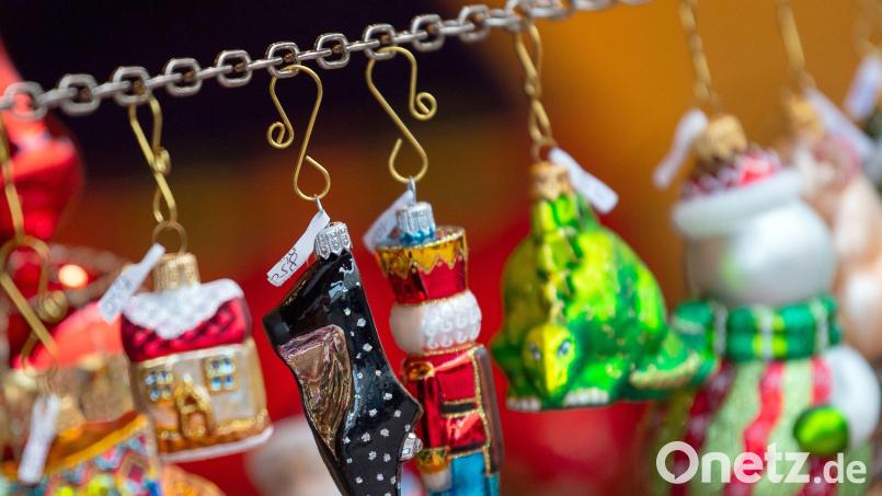 Auch Schmuck für den Weihnachtsbaum wird auf dem Weihnachtsmarkt angeboten. Bild: Monika Skolimowska/dpa