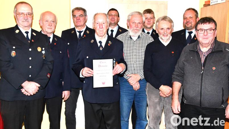 Langjährige Mitglieder der Aschacher Wehr werden ausgezeichnet (von links): Jürgen Schorner, Georg Heldmann, Johann Gradl, Johann Walz, Kommandant Norbert Hiller, Helmut Demel, Vorsitzender Robert Heldmann, Reinhold Kurz, Dritter Bürgermeister Christian Drexler und Josef Schäffer. Bild: sche