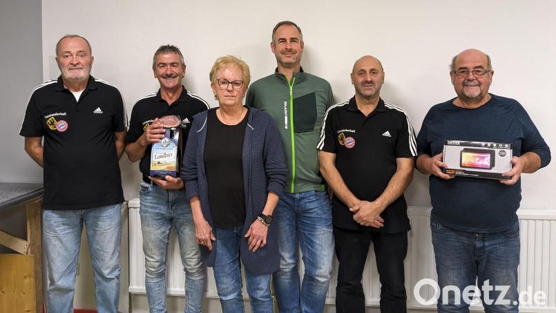 Zweiter Vorsitzender Franz Bauer (von links), Klaus Rahn, Heidi Mittelmeier, Stefan Zeltner, Vorsitzender Andreas Wittmann und Alois Helgert freuen sich über den Erfolg beim Preisschafkopf. Bild: FC-Bayern-Fanclub Erbendorf/exb
