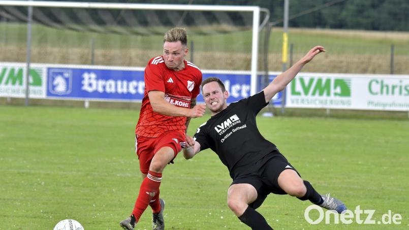 In dieser Saison sind Maximilian Schmidt (links) vom SV Michaelpoppenricht und Alexander Pröll (rechts) vom SVL Traßlberg noch Gegner. In der kommenden Saison könnten sie ein einer Mannschaft spielen. Archivbild: Hubert Ziegler