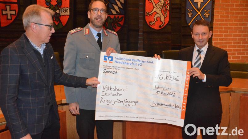 Oberstleutnant Daniel Granich (Mitte) überreicht den Scheck an Oberbürgermeister Jens Meyer (rechts) und Bürgermeister Reinhold Wildenauer. Bild: Kunz