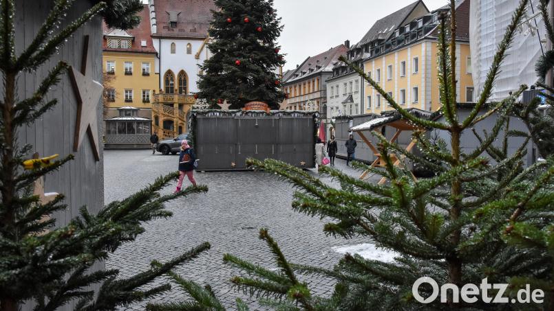 Noch sind die Buden geschlossen. Am Donnerstag, 30. November, um 17 Uhr beginnt der Amberger Weihnachtsmarkt. Bild: Stephan Huber
