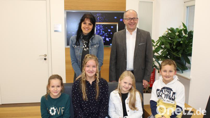 Antonia Pinzer (vorne, Zweite von links) ist das neue Kemnather Christkind. Begleitet wird es bei seinen Auftritten von den beiden Engeln Leni Unglaub sowie Anna-Maria Baier und erstmals einem &quot;Bengelchen&quot;, das Raimund Pinzer (vorne von links) darstellen wird. Bürgermeister Roman Schäffler und Romina Passon-Pühl (hinten von rechts) hatten die vier zur Präsentation ins Rathaus eingeladen, Bild: Stadt Kemnath/exb