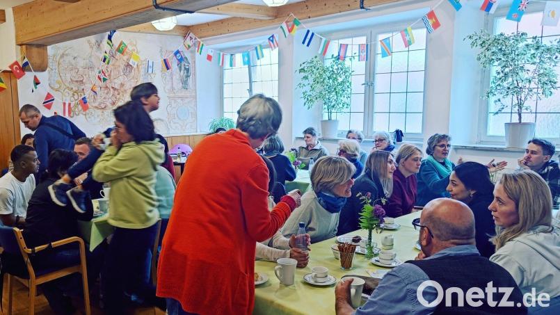 Im Café &quot;Farbenfroh&quot; begegnen sich Menschen verschiedener Nationen in lockerem Rahmen in den Räumen der Diakonie Weiden. Bild: Bettina Hahn/exb