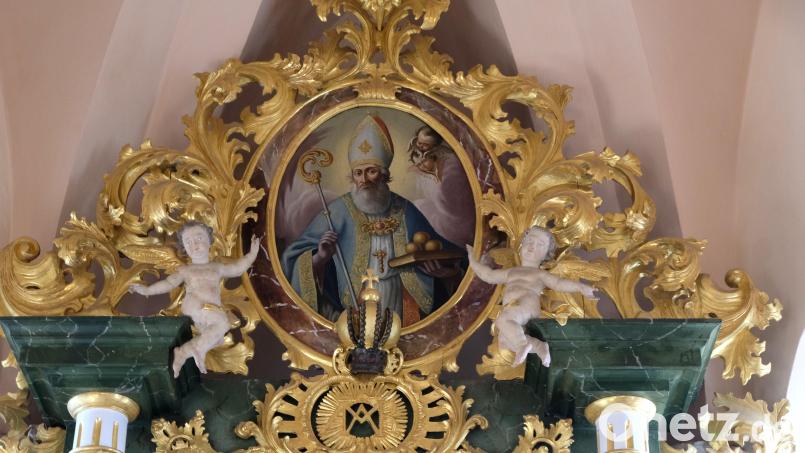 Das wertvolle Akanthusschnitzwerk, der Meister ist unbekannt, mit Bild des Kirchenpatrons St. Nikolaus erstrahlt nach erfolgter Innensanierung der Kirche. Bild: le