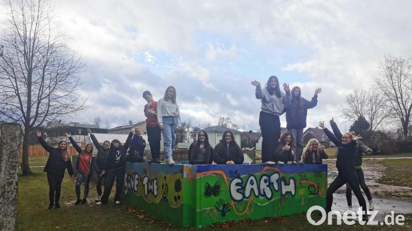 Im Bild von links: Schüler und Schülerinnen der Klasse 7M mit Lehrerin Meike Fifeik (Koordinatorin Kulturschule Bayern), Schulleiterin Claudia Strobel-Dietrich, Lehrerin Sandy Wendt (Koordinatorin Kulturschule Bayern, Steuergruppenvorsitzende) sowie Stellvertreterin Petra Burger. Bild: Mittelschule Waldsassen/exb