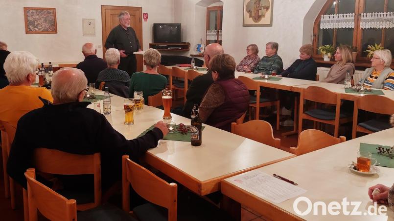 Pfarrer Edmund Prechtl (stehend) sprach auf Einladung der KAB Kulmain. Bild: Pfarramt Kulmain/exb