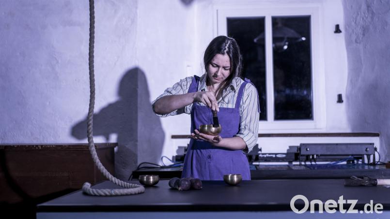 Mira Sanjana Sharma spielt im Theaterstück &quot;Schwester von&quot; die Figur der Ismene aus die griechischen Mythos Antigone. Bild: Dirk Rückschloß