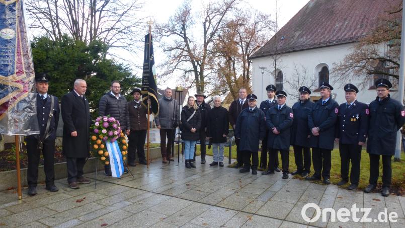 Wegen des anhaltenden Regens begibt sich nur eine kleine Formation zur Kranzniederlegung ans Ehrenmal. Bild: bk
