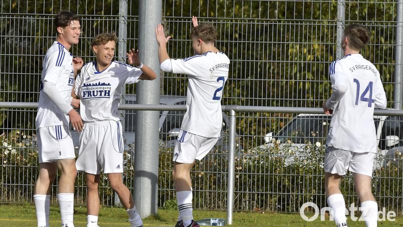 Eduard Baumbach (Zweiter von links, hier eine Szene aus einem früheren Spiel) ließ mit seinem Ausgleichstreffer in der Nachspielzeit die Raigeringer Landesliga-A-Junioren jubeln. Archivbild: Hubert Ziegler