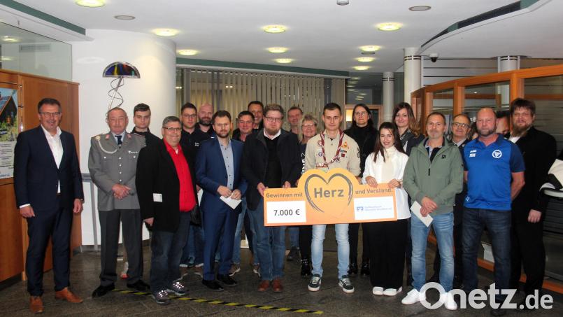 Mit insgesamt 7000 Euro unterstützt die Raiffeisenbank Oberpfalz NordWest eG 14 Kemnather, Waldecker, Immenreuther und Kulmainer Vereine. Bild: stg