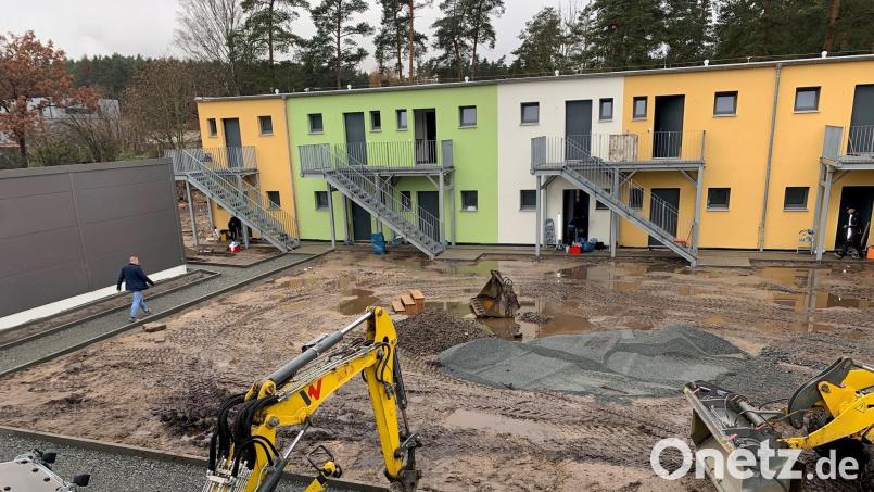 In gelber, grüner und weißer Farbe wurden die Stahlmodulbauten der neuen Wohnungslosenunterkunft in der Schustermooslohe angestrichen. Der Innenhof soll im Frühjahr begrünt werden. Bild: Gabi Schönberger