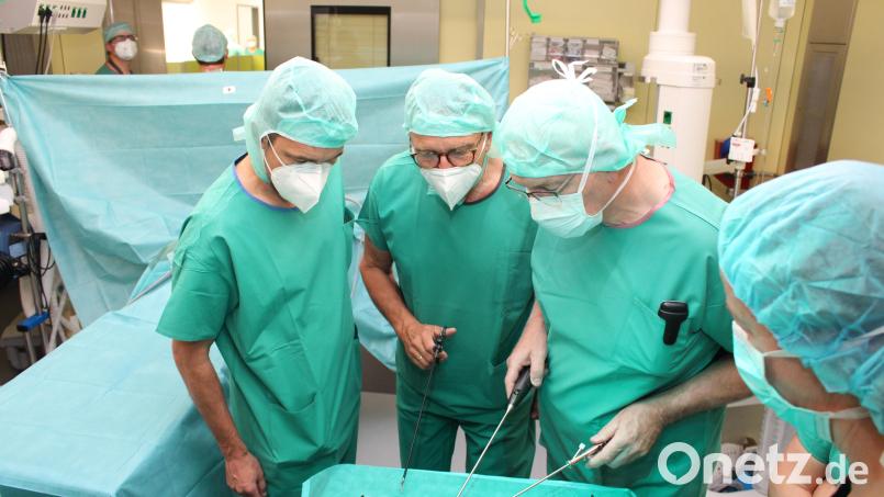Die vier OP-Säle in Tirschenreuth sind auf modernstem Stand. Nach Abschluss des Umbaus 2021 gaben Chefarzt Karl-Heinz Dietl (Dritter von links) und sein Team Einblicke in die Operationsmethoden. Dr. Peter Deinlein aus Kemnath und Tirschenreuths Bürgermeister Franz Stahl (von links) schauten zu. Archivbild: Michael Reindl/Kliniken Nordoberpfalz