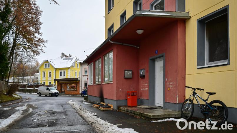 Auch wenn an der Unterkunft bis auf den verrußten Fleck oberhalb der Kellerschächte kein Schaden zu erkennen ist, können die Bewohner vorerst nicht wieder einziehen. Bild: Florian Miedl/fph