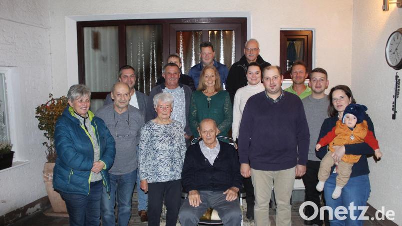 Valentin Filberth (vorne, Mitte) feierte seinen 85. Geburtstag. Zu den Gratulanten gehörten unter anderem Ehefrau Klothilde und Bürgermeister Wolfgang Söllner (hinten, links). Bild: soj