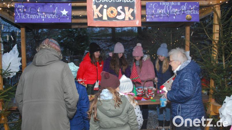 Die Bahnhofskrähen verkaufen am 9. Dezember am Christkindlkiosk wieder ihren selbst gebastelten Weihnachtsschmuck. Archivbild: tss