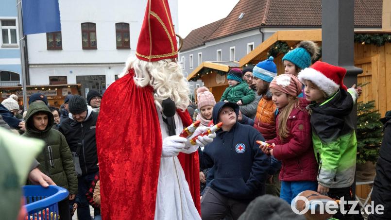 Von den Kindern wird er beim Weihnachtsmarkt mit Spannung erwartet – der Besuch von Sankt Nikolaus. Archivbild: u