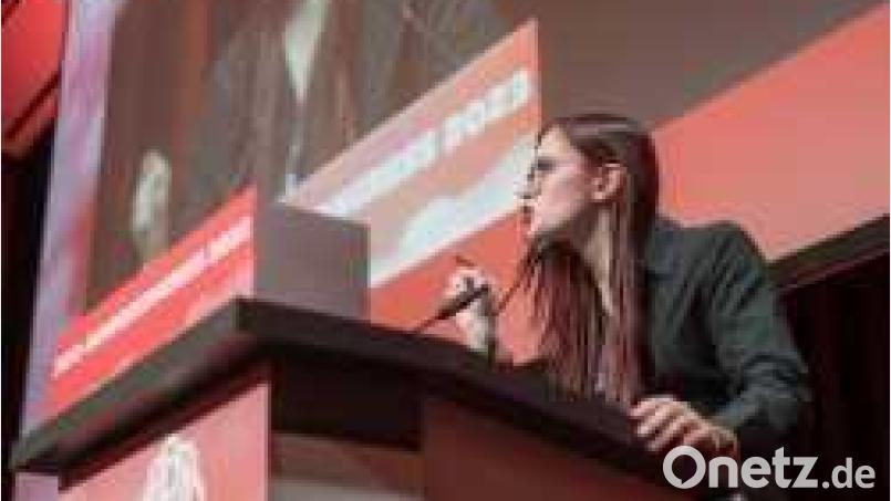 Theresia Stahl während ihrer Bewerbungsrede beim Juso-Kongress in Braunschweig Mitte November. Bild: Fionn Große.